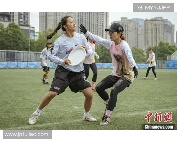 重庆飞盘队的包夹战术解析与飞盘运动的热潮探讨
